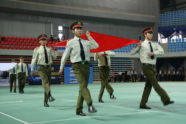图为迎广西壮族自治区第八届残疾人运动会会旗