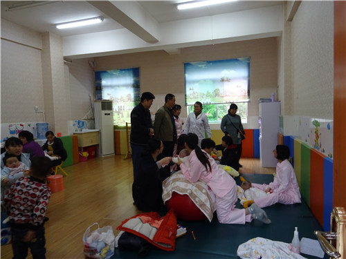 图为督导组察看康复训练室现场