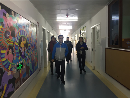 图为检查办公区设施设备、教学区安全