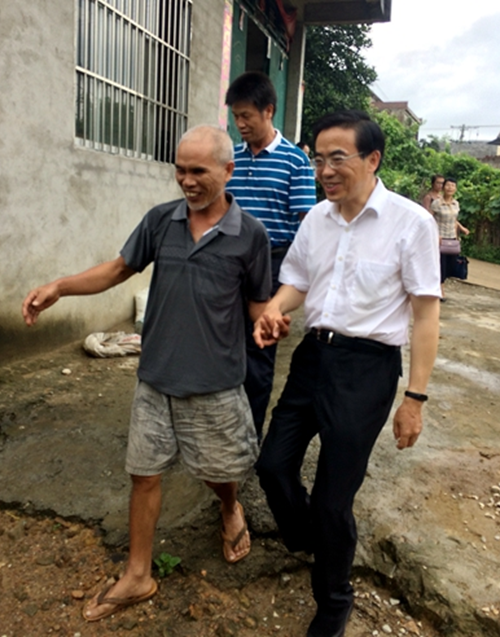 “走,带你去看看我的猪舍”(图为调研组在龙州县上金乡全盲村民陆伟军家里探访)